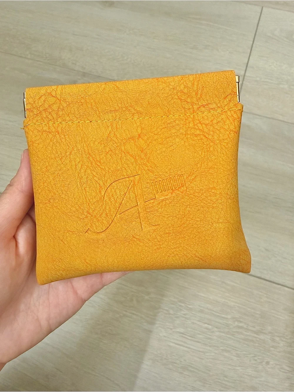 (FREE POUCH INCLUDED) PORTABLE HIGHLY-FUNCTIONL COMB FOR WOMEN GIRLS